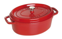Cocotte en fonte Staub ovale rouge cerise 27 cm avec couvercle a bouton laiton