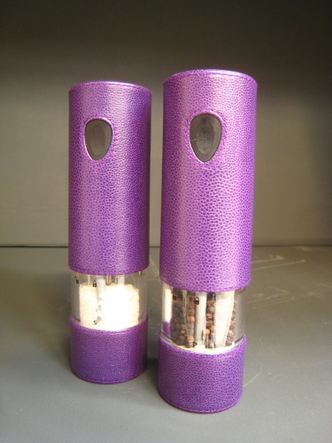 Saliere electrique habillage cuir violet