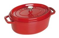 Cocotte en fonte Staub ovale rouge cerise 33 cm avec couvercle a bouton laiton