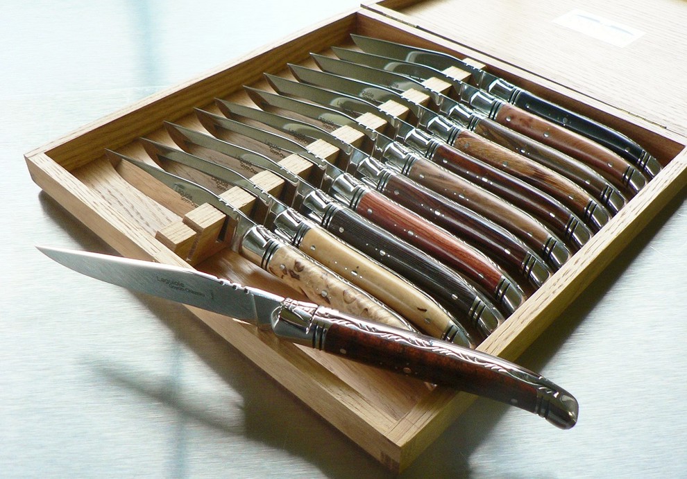 Présentoir en bois pour 12 couteaux fait en France Laguiole Actiforge